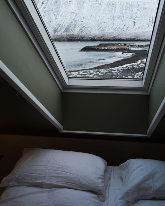 Scenic Penthouse - Ocean View & Skylight Windows Apartman Siglufjordur Kültér fotó