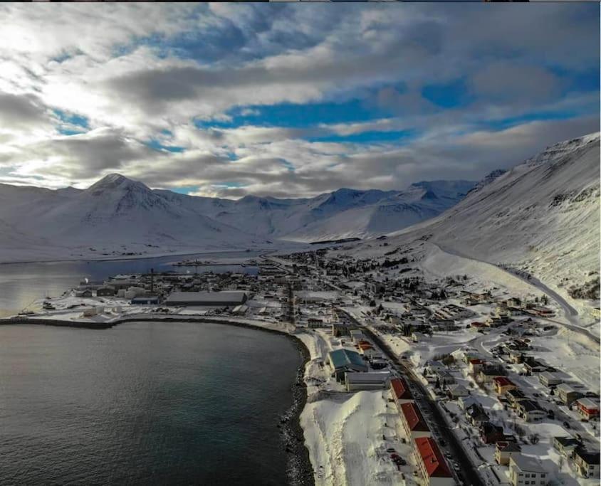 Scenic Penthouse - Ocean View & Skylight Windows Apartman Siglufjordur Kültér fotó