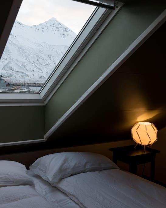 Scenic Penthouse - Ocean View & Skylight Windows Apartman Siglufjordur Kültér fotó