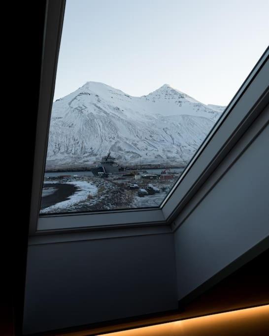 Scenic Penthouse - Ocean View & Skylight Windows Apartman Siglufjordur Kültér fotó